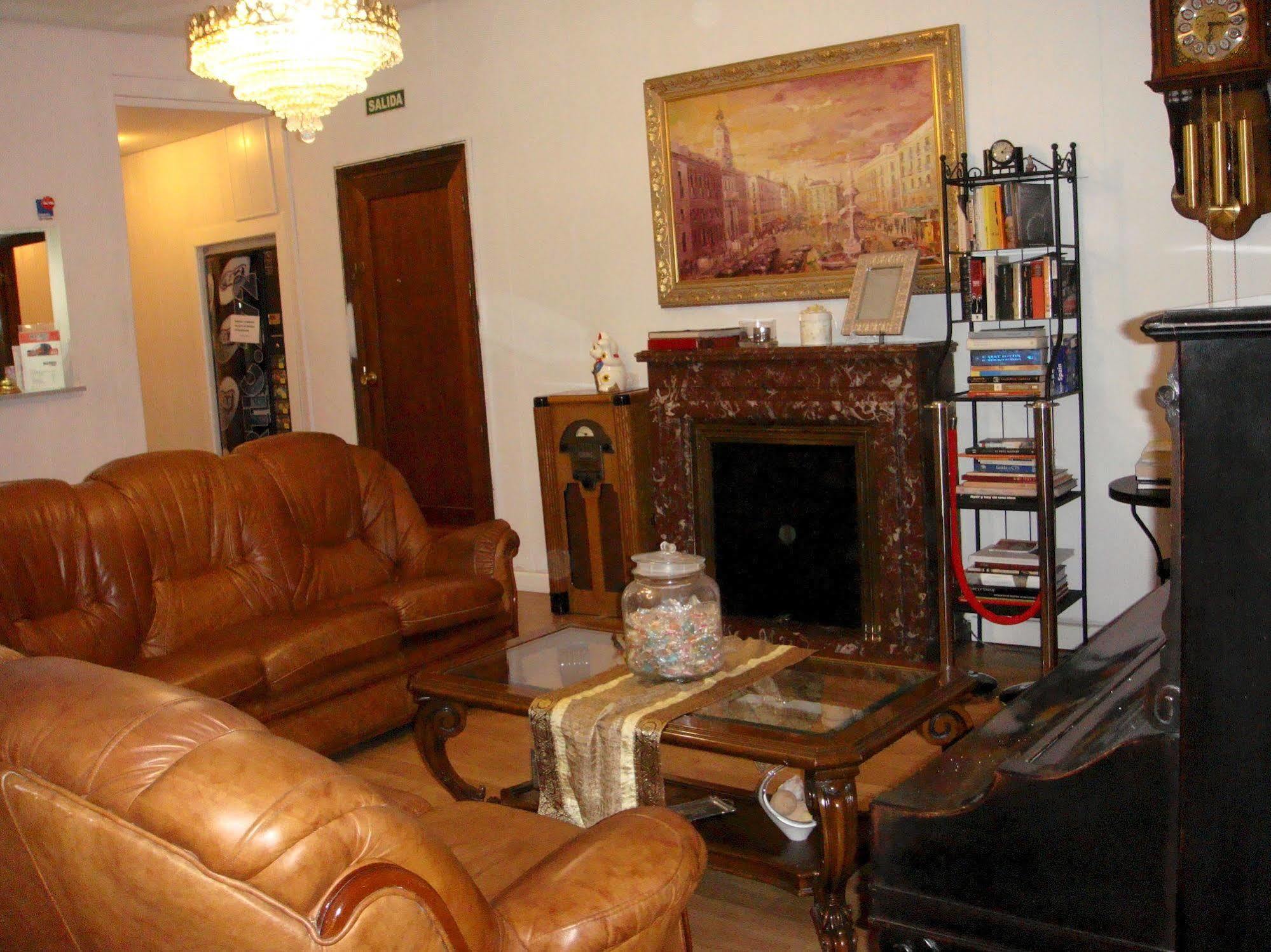 Hostal Riesco Madrid Exterior foto