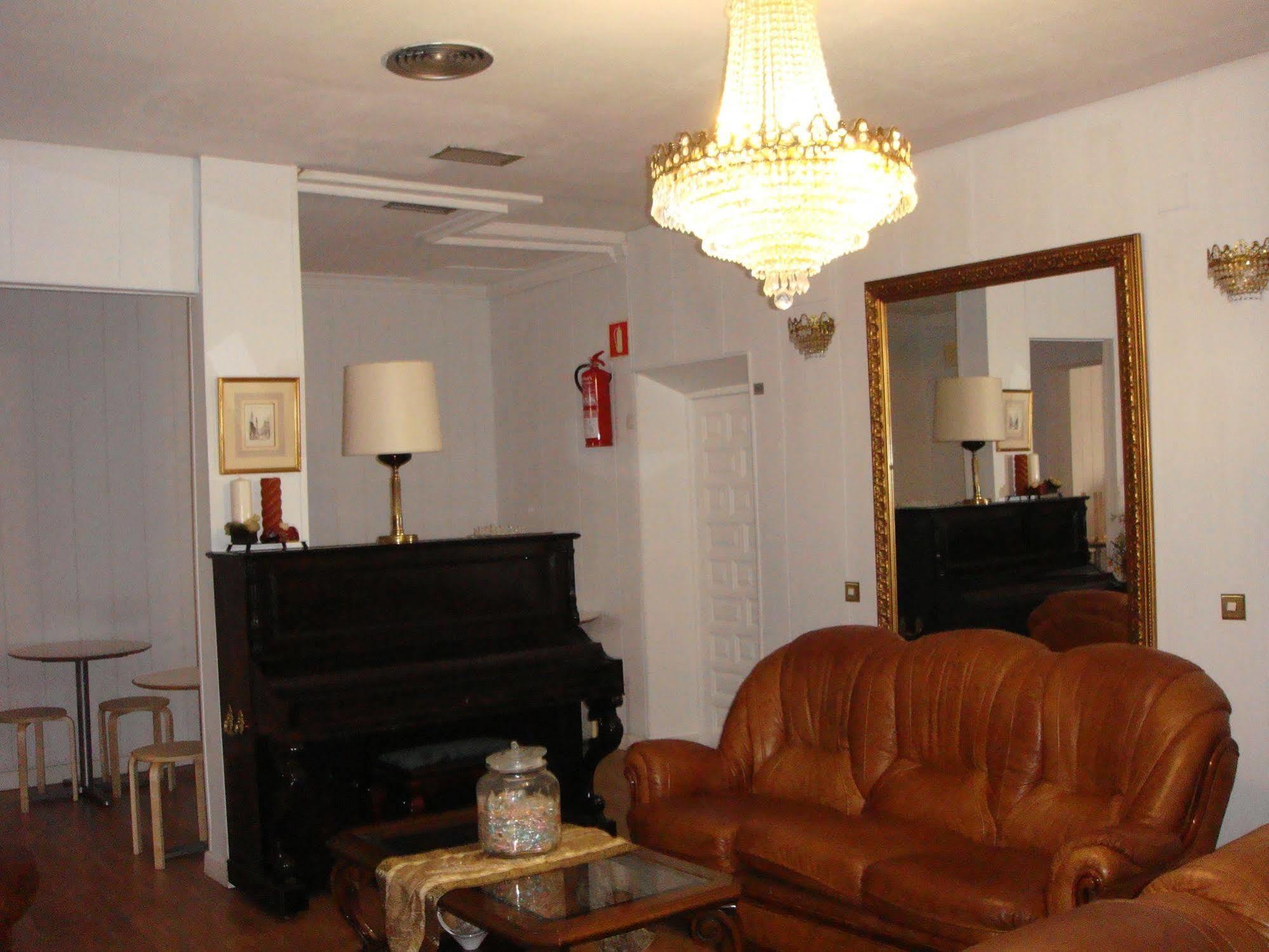 Hostal Riesco Madrid Exterior foto