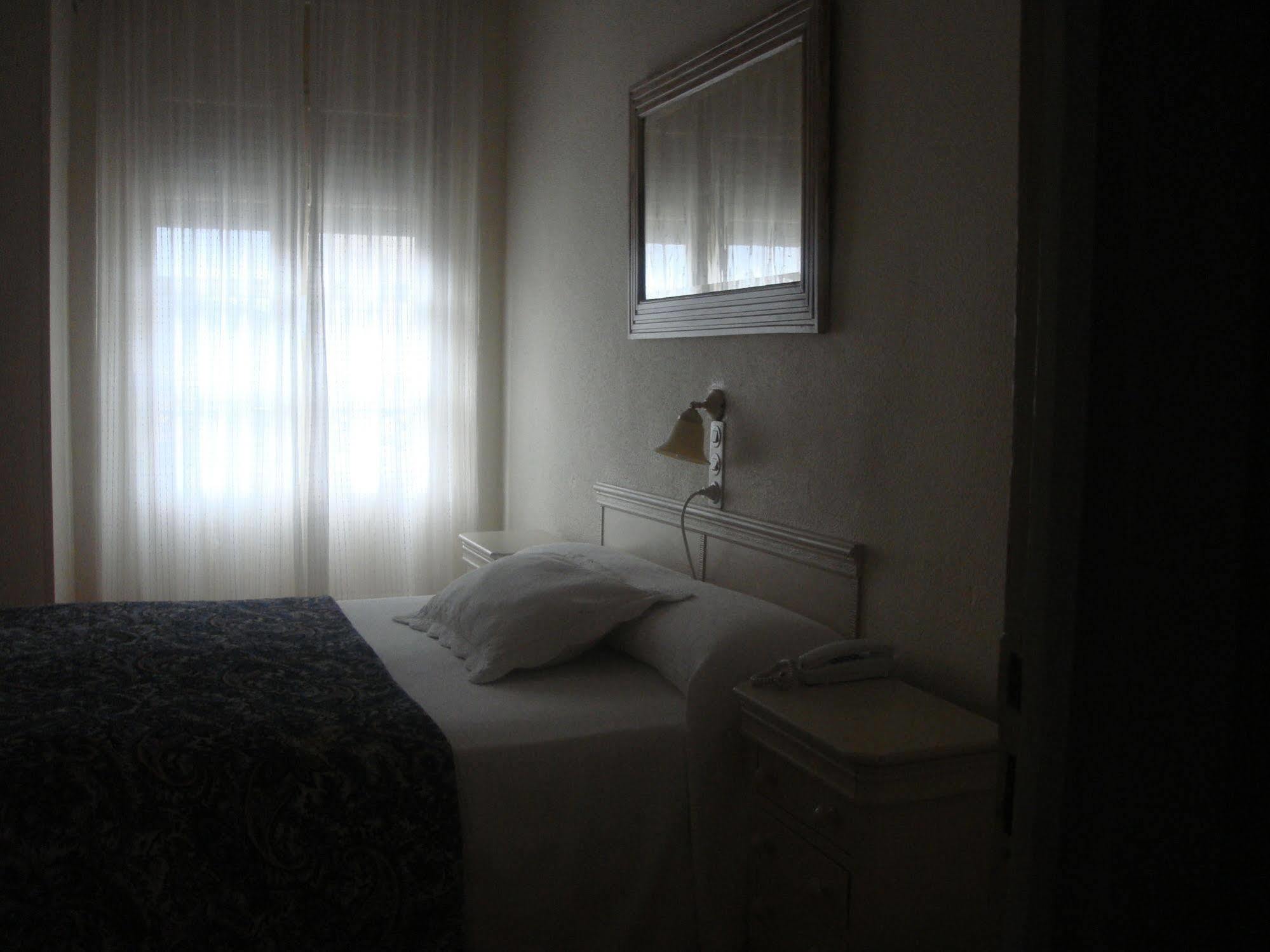 Hostal Riesco Madrid Exterior foto