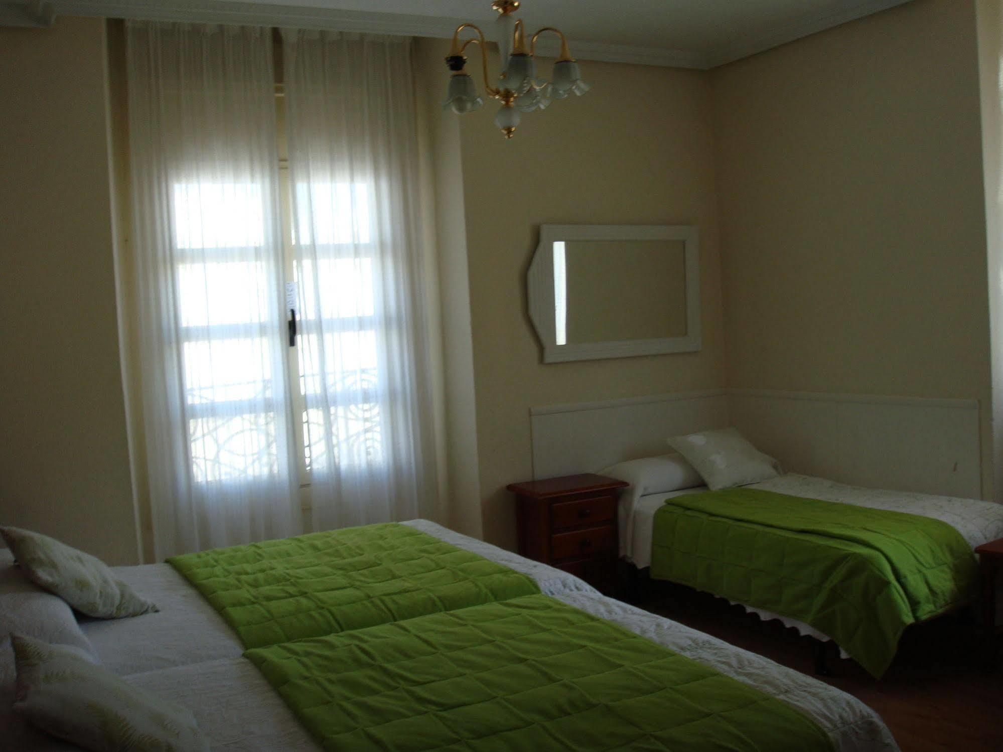 Hostal Riesco Madrid Exterior foto